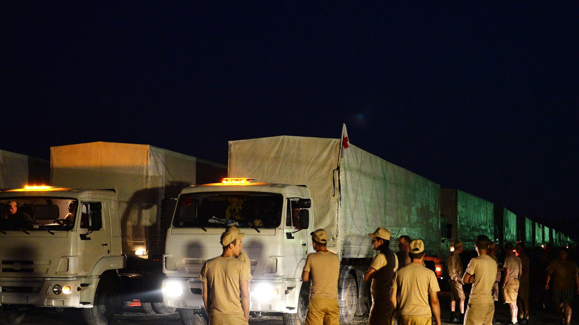 Ein russischer Hilfskonvoi macht sich in der Nähe von Moskau auf dem Weg in die Ostukraine. Ein russischer Hilfskonvoi macht sich in der Nähe von Moskau auf dem Weg in die Ostukraine.