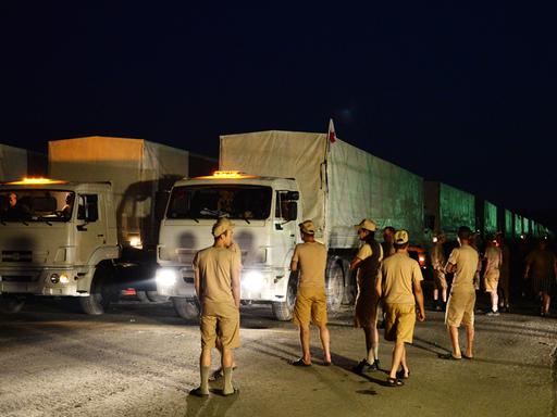 Ein russischer Hilfskonvoi macht sich in der Nähe von Moskau auf dem Weg in die Ostukraine.