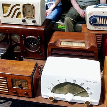 Antike Radios werden zum Verkauf angeboten