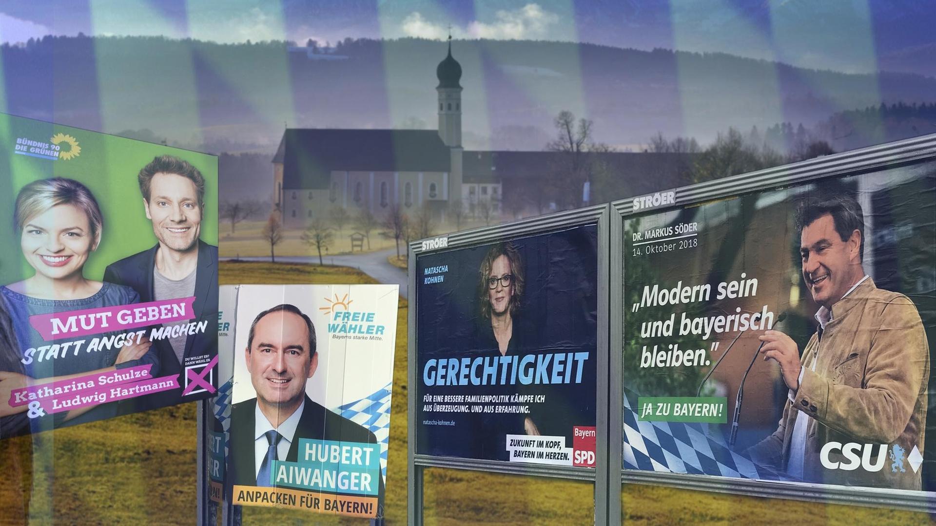Zur Landtagswahl in Bayern am 14.10.2018. Bayern wählt am 14.Oktober zum 18.Mal. Auf Wahlplakaten sind die Spitzenkandidaten (von links) Katharina Schulze /Ludwig Hartmann (Bündnis90/Die Grünen), Hubert Aiwanger (Freie Waehler), Natascha Kohnen (SPD) und Markus Söder (CSU,Ministerpräsident Bayern).