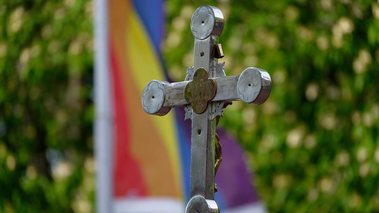 Ein Kreuz steht bei einem Open-Air-Segnungsgottesdienst für Liebende vo...</p>

                        <a href=