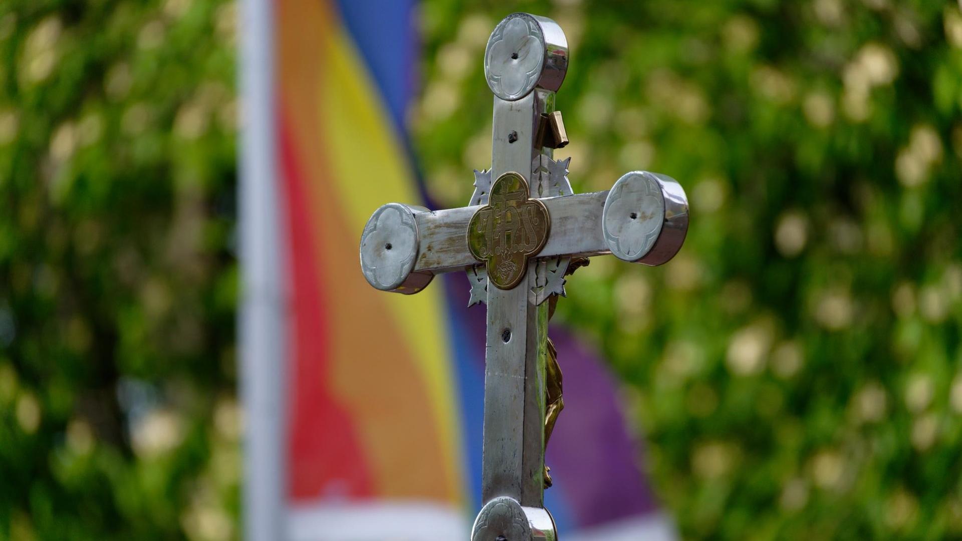 Die Regenbogen-Fahne ist ein Zeichen für Leute, die anders lieben als viele andere. Die Regenbogen-Fahne ist ein Zeichen für Leute, die anders lieben als viele andere.