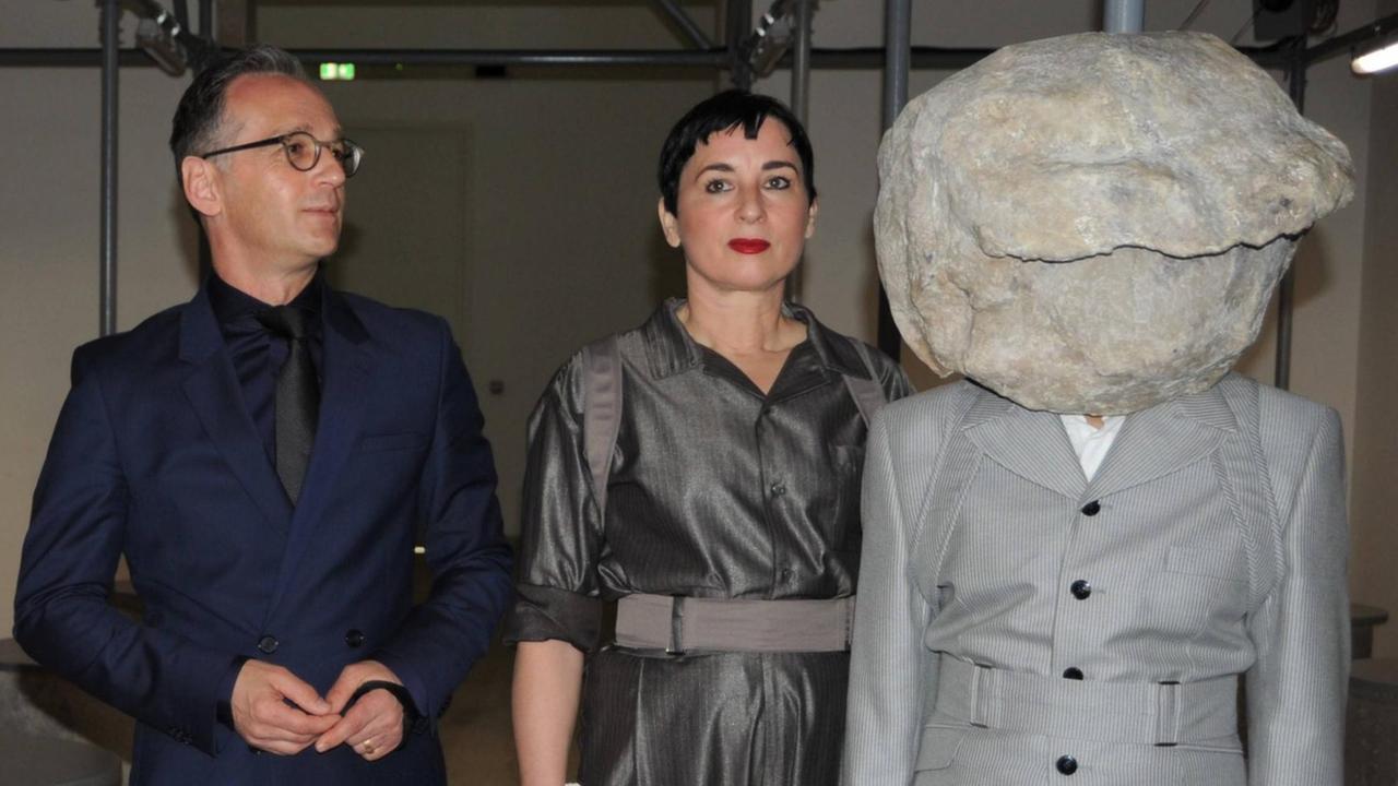 Aussenminister Heiko Maas auf der Biennale Venedig 2019 zum deutschen Kunst-Beitrag von Franciska Zolyom als Kuratorin und Natascha Sueder Happelmann als Kuenstlerin im deutschen Pavillon. Der Kopf der Künstlerin ist von einem Stein aus Pappmaché umhüllt. Aussenminister Heiko Maas auf der Biennale Venedig 2019 zum deutschen Kunst-Beitrag von Franciska Zolyom als Kuratorin und Natascha Sueder Happelmann als Kuenstlerin im deutschen Pavillon. Der Kopf der Künstlerin ist von einem Stein aus Pappmaché umhüllt.