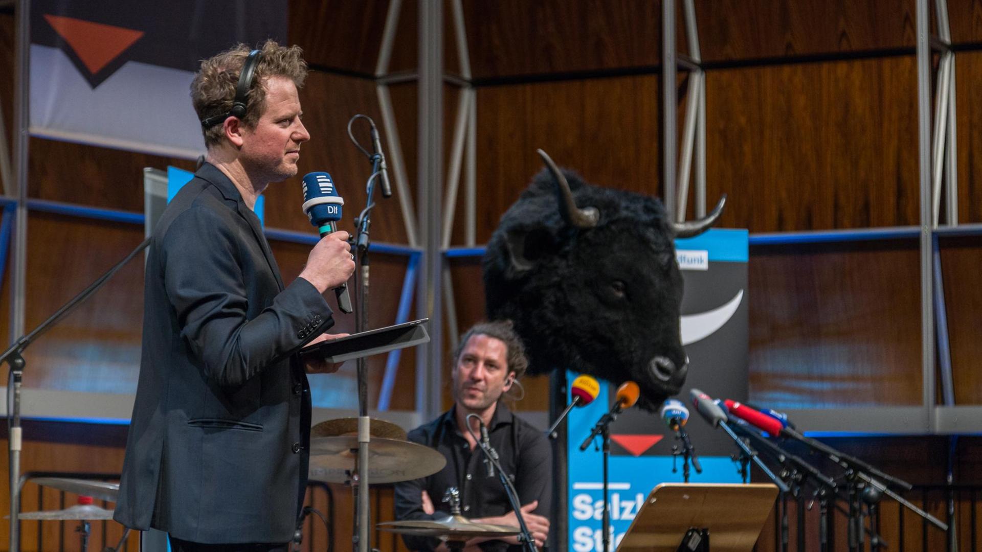 Moderator Martin Zingsheim und Schlagzeuger Claus Schulte während der Aufzeichnung von "Zingsheim braucht Gesellschaft" im Kammermusiksaal des Deutschlandfunks Moderator Martin Zingsheim und Schlagzeuger Claus Schulte während der Aufzeichnung von "Zingsheim braucht Gesellschaft" im Kammermusiksaal des Deutschlandfunks