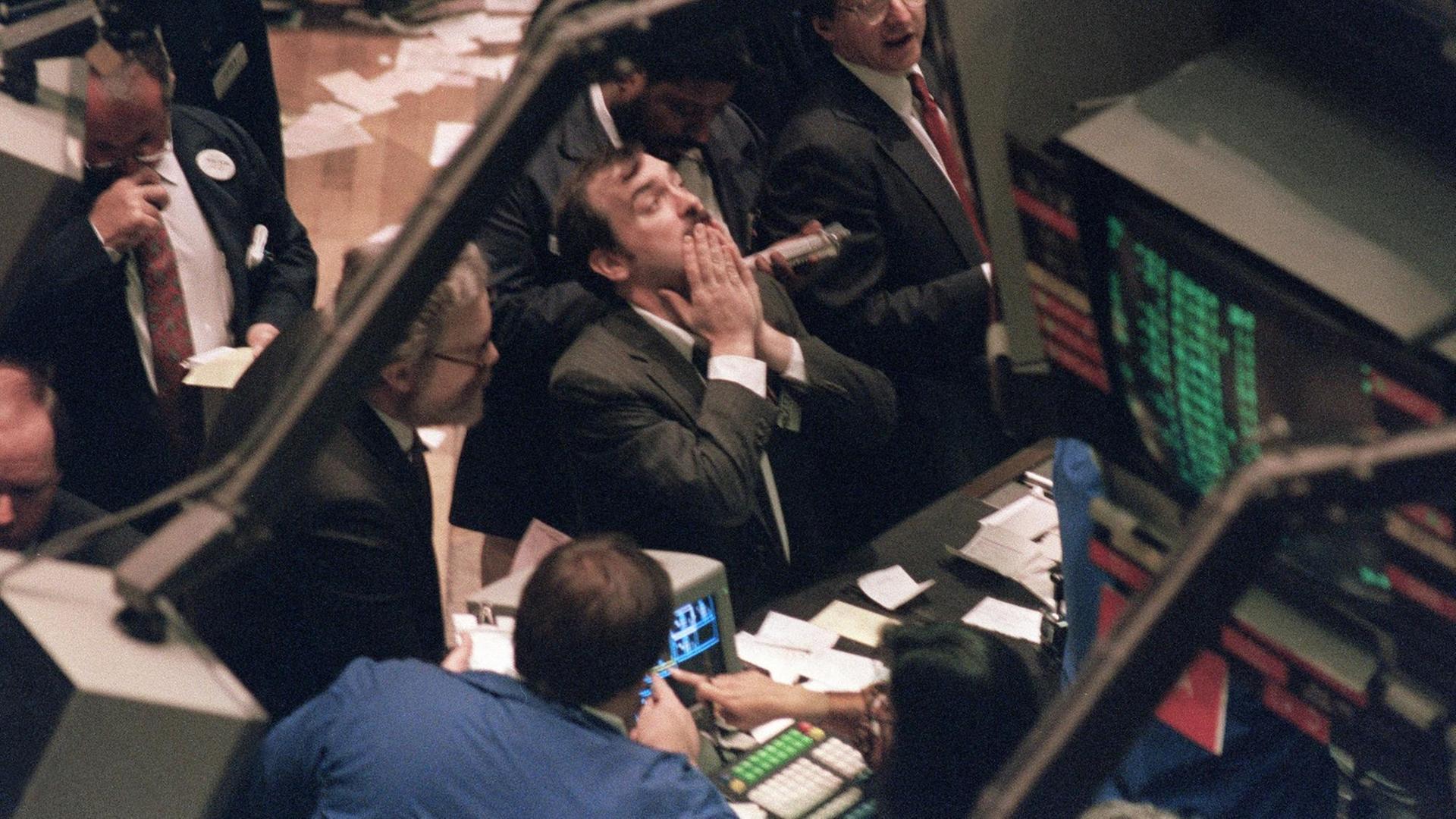 Börsenhändler verzweifeln wegen der fallenden Kurse an der Wall Street am Schwarzen Montag am 19 Oktober 1987