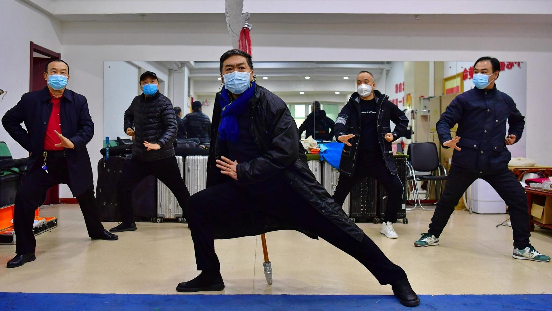 5 chinesische Schauspieler mit Mundschutz übertragen ihr Stück ins Internet. 5 chinesische Schauspieler mit Mundschutz übertragen ihr Stück ins Internet.