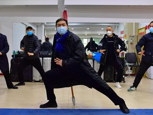 5 chinesische Schauspieler mit Mundschutz übertragen ihr Stück ins Internet.