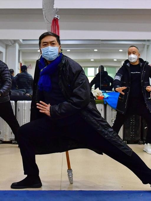 5 chinesische Schauspieler mit Mundschutz übertragen ihr Stück ins Internet.