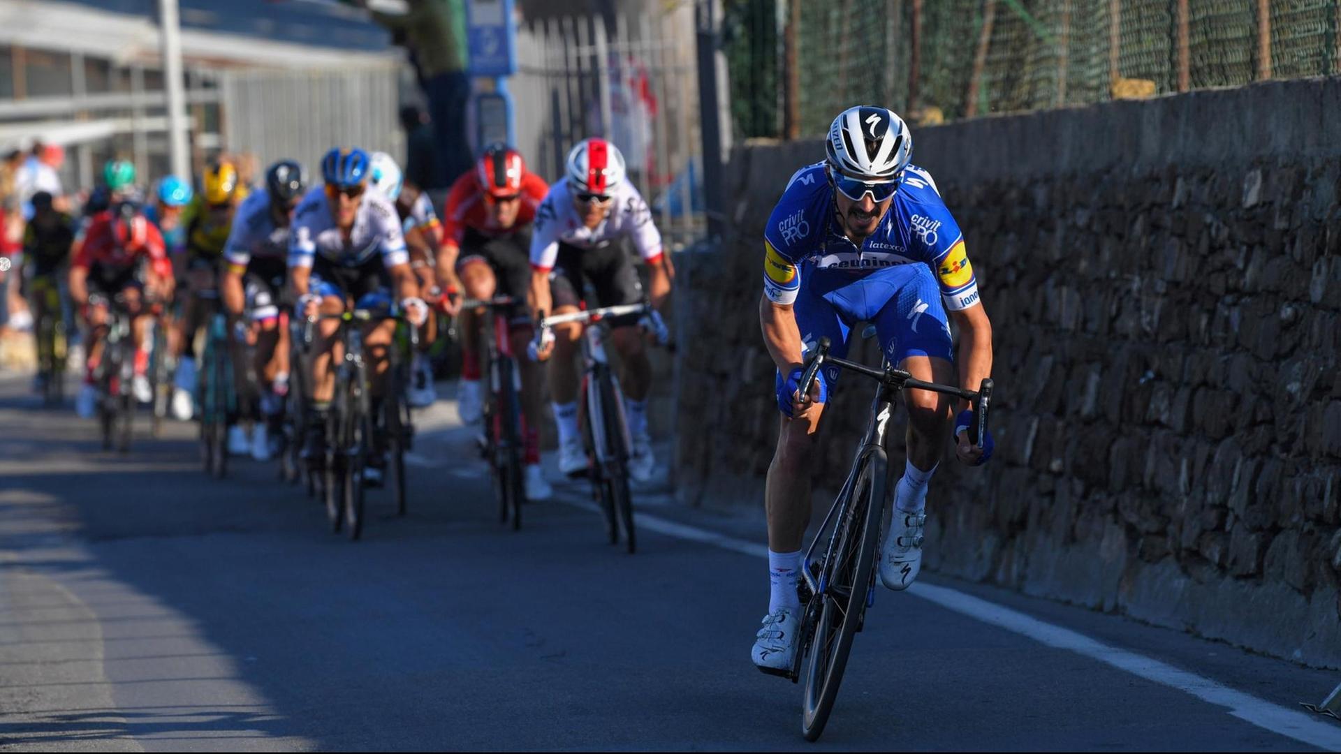 Radrennen Mailand-Sanremo 2019: der französische Fahrer Julian Alaphilippe (r.) bei einem Ausreißversuch. Radrennen Mailand-Sanremo 2019: der französische Fahrer Julian Alaphilippe (r.) bei einem Ausreißversuch.