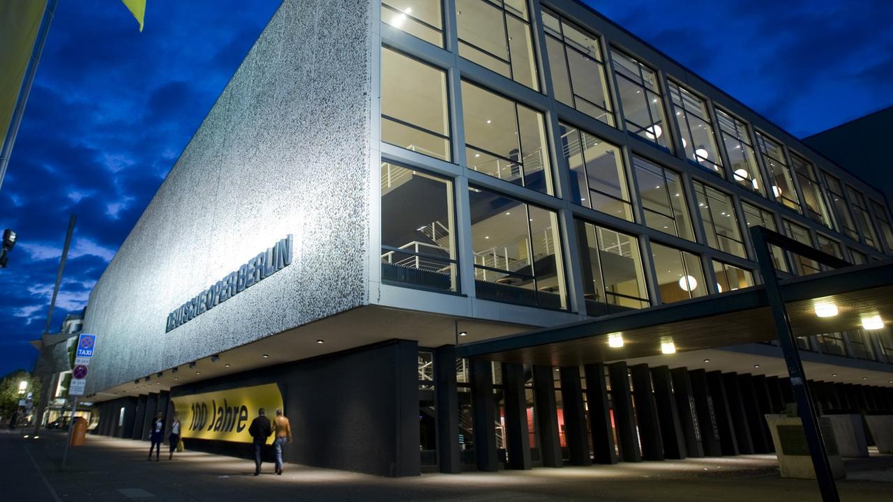 Nachtaufnahme der Deutschen Oper am 13.09.2012 in Berlin. Die Deutsche Oper feierte am 20. und 21. Oktober 2012 ihr hundertjähriges Jubiläum. Nachtaufnahme der Deutschen Oper am 13.09.2012 in Berlin. Die Deutsche Oper feierte am 20. und 21. Oktober 2012 ihr hundertjähriges Jubiläum.