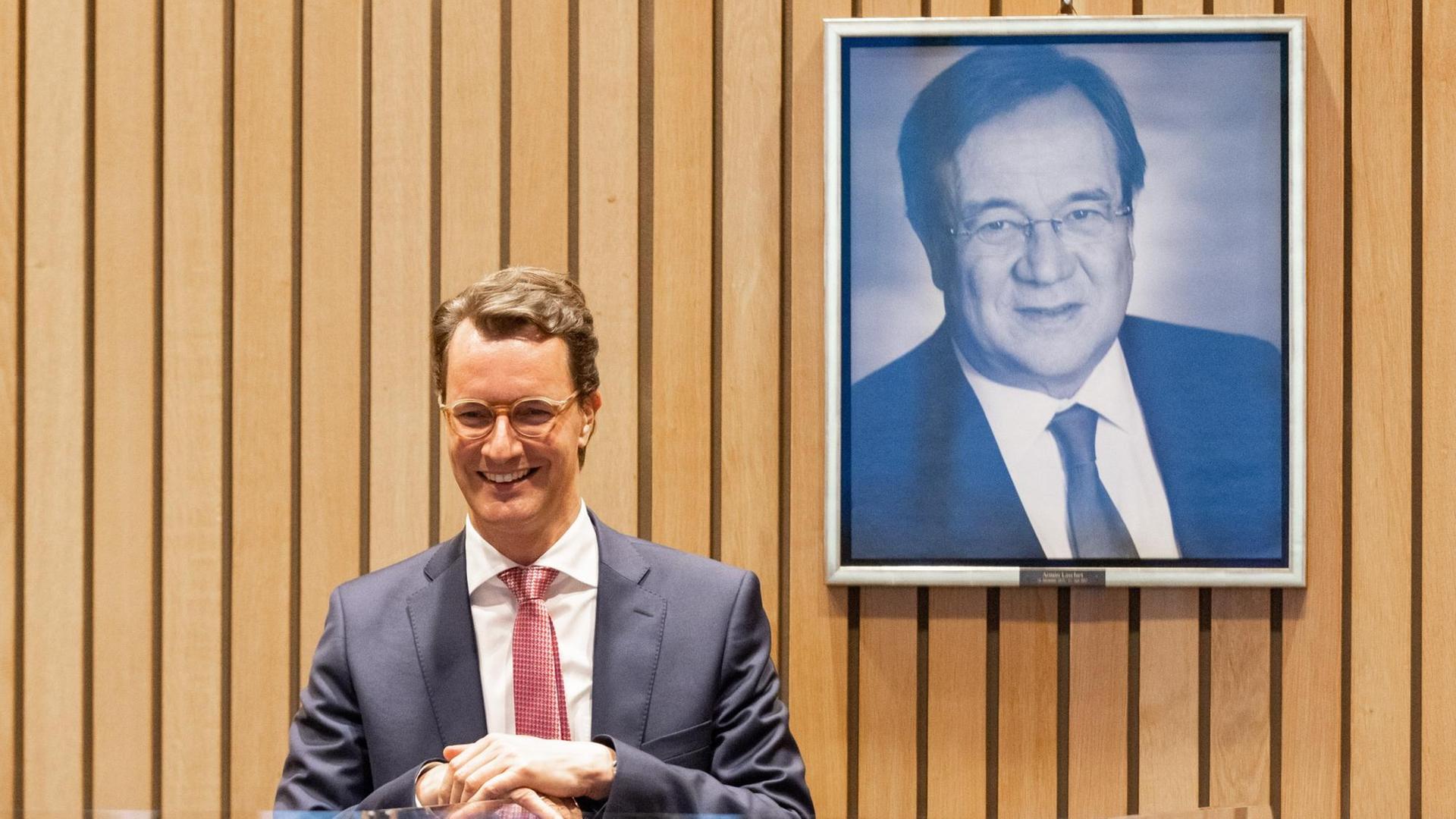 Hendrik Wüst (CDU), Verkehrsminister von Nordrhein-Westfalen, steht bei einer CDU Fraktionssitzung vor dem Bild von Armin Laschet, Ministerpräsident von Nordrhein-Westfalen. Hendrik Wüst (CDU), Verkehrsminister von Nordrhein-Westfalen, steht bei einer CDU Fraktionssitzung vor dem Bild von Armin Laschet, Ministerpräsident von Nordrhein-Westfalen.