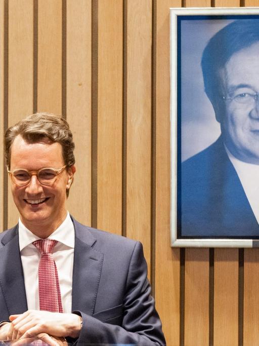 Hendrik Wüst (CDU), Verkehrsminister von Nordrhein-Westfalen, steht bei einer CDU Fraktionssitzung vor dem Bild von Armin Laschet, Ministerpräsident von Nordrhein-Westfalen.