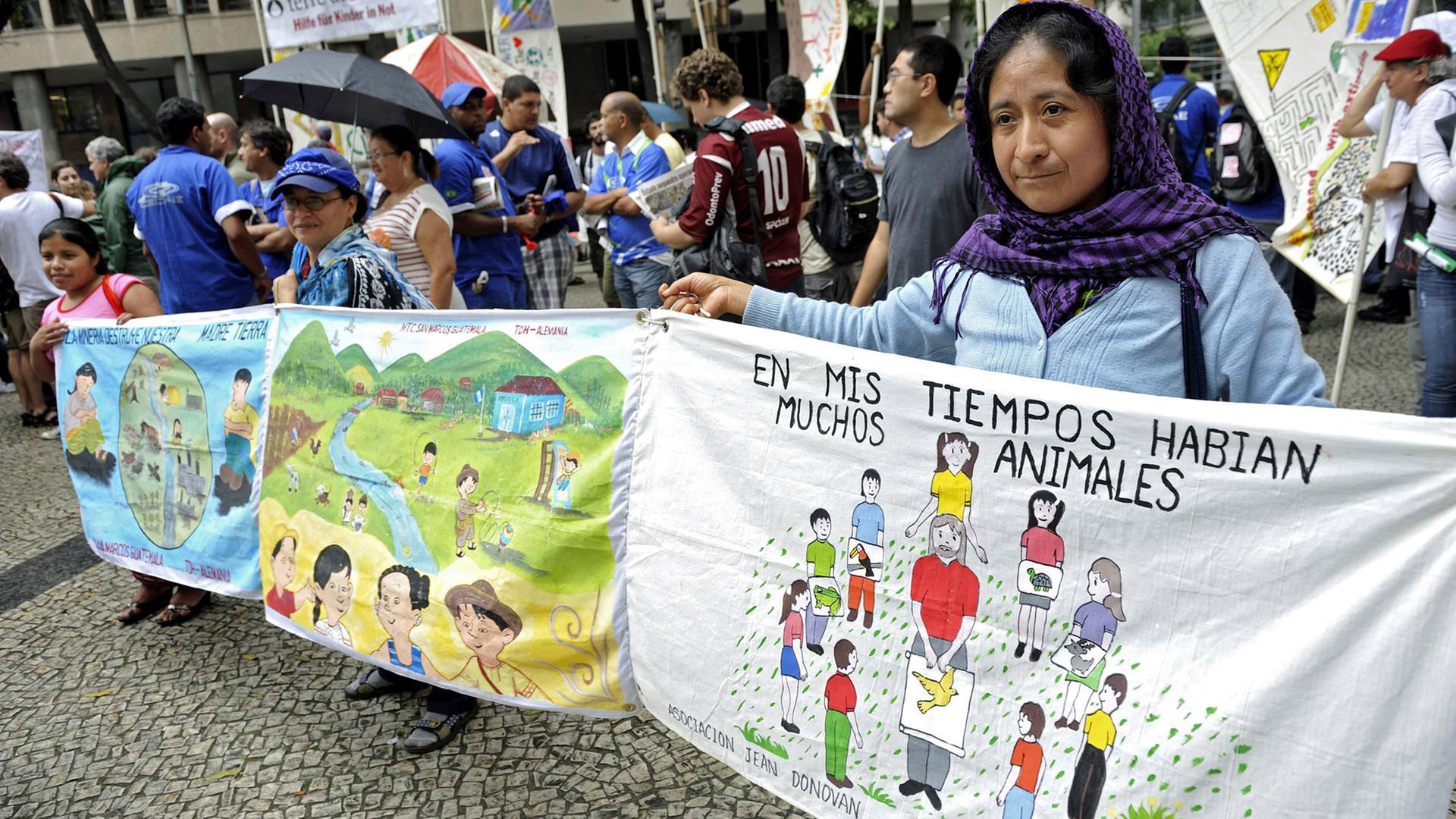 Aktivisten demonstrieren beim Rio-Gipfel 2012 für das von der Lebensweise der Indigenen inspirierte Konzept des "Buen Vivir", des "Guten Lebens". Aktivisten demonstrieren beim Rio-Gipfel 2012 für das von der Lebensweise der Indigenen inspirierte Konzept des "Buen Vivir", des "Guten Lebens".