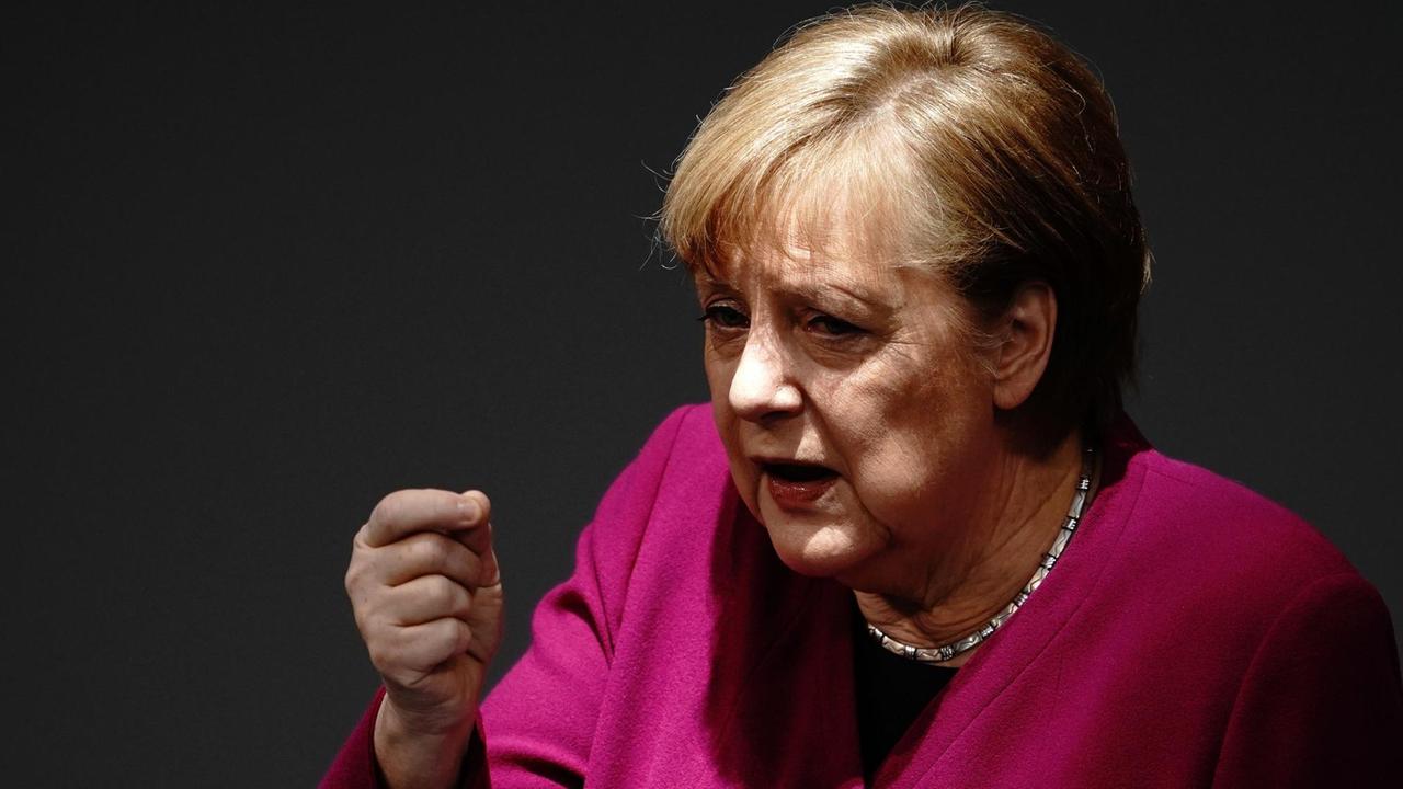 Berlin: Bundeskanzlerin Angela Merkel (CDU) gibt im Bundestag eine Regierungserklärung zur Corona-Pandemie und zum Europäischen Rat ab.