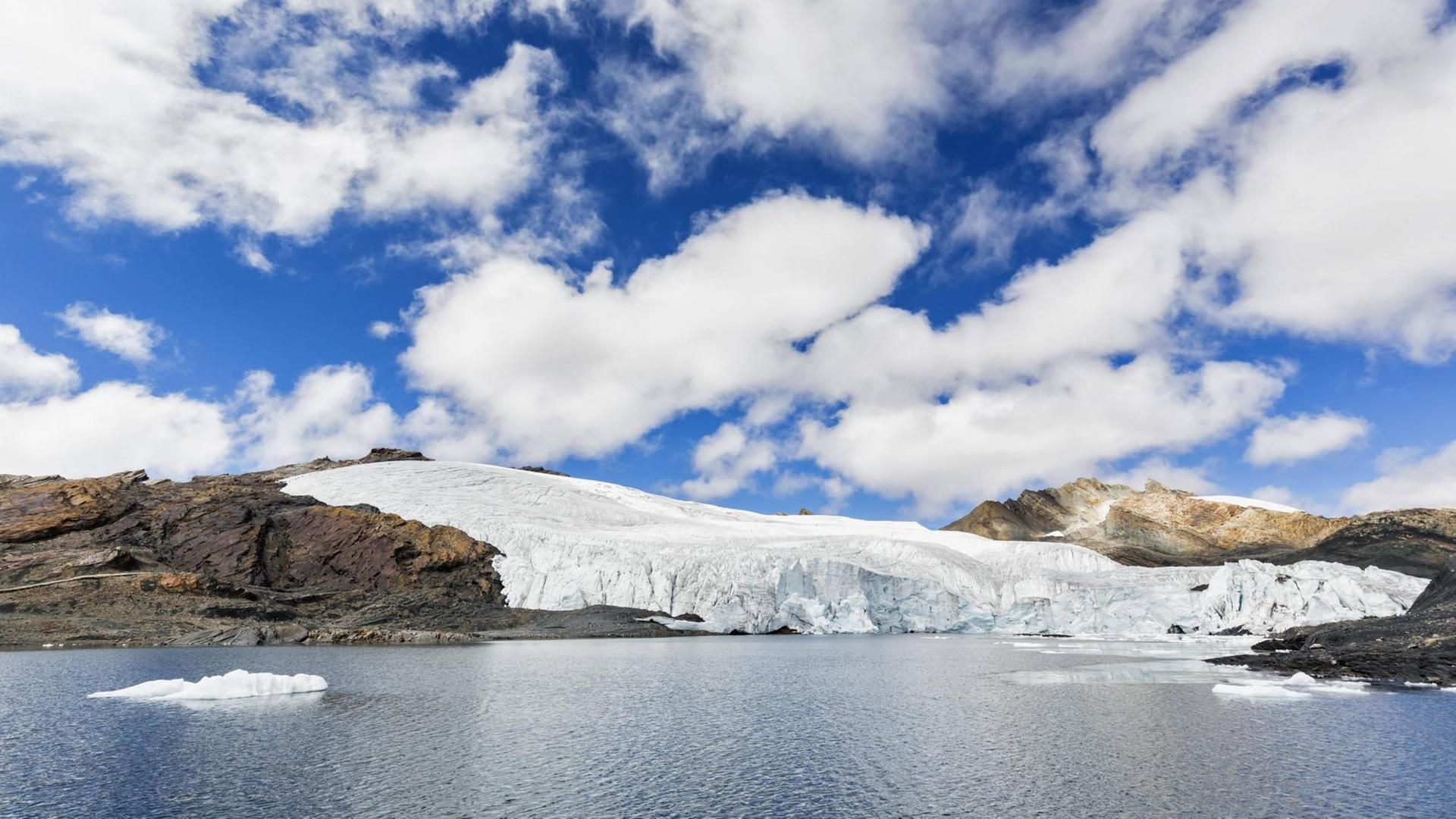 Der Pastoruri Gletscher in den Peruanischen Anden hat sich in den vergangenen Jahrzehnten stark zurückgezogen Der Pastoruri Gletscher in den Peruanischen Anden hat sich in den vergangenen Jahrzehnten stark zurückgezogen