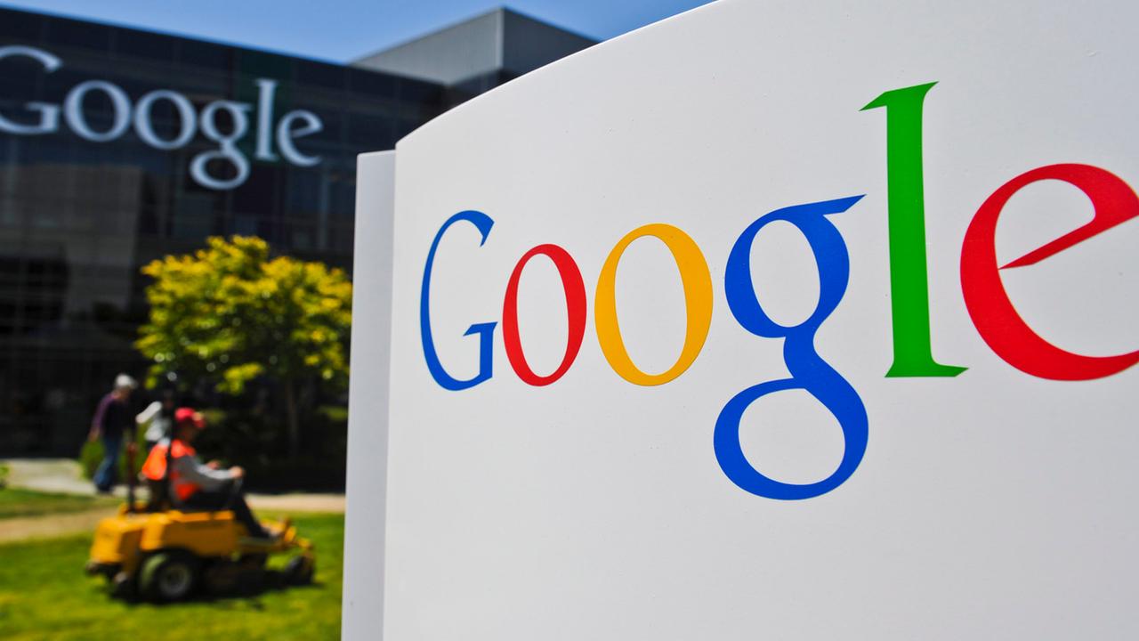 Der bunte Schrift-Zug Google steht auf einem Schild vor dem Firmen-Gebäude. Der bunte Schrift-Zug Google steht auf einem Schild vor dem Firmen-Gebäude.