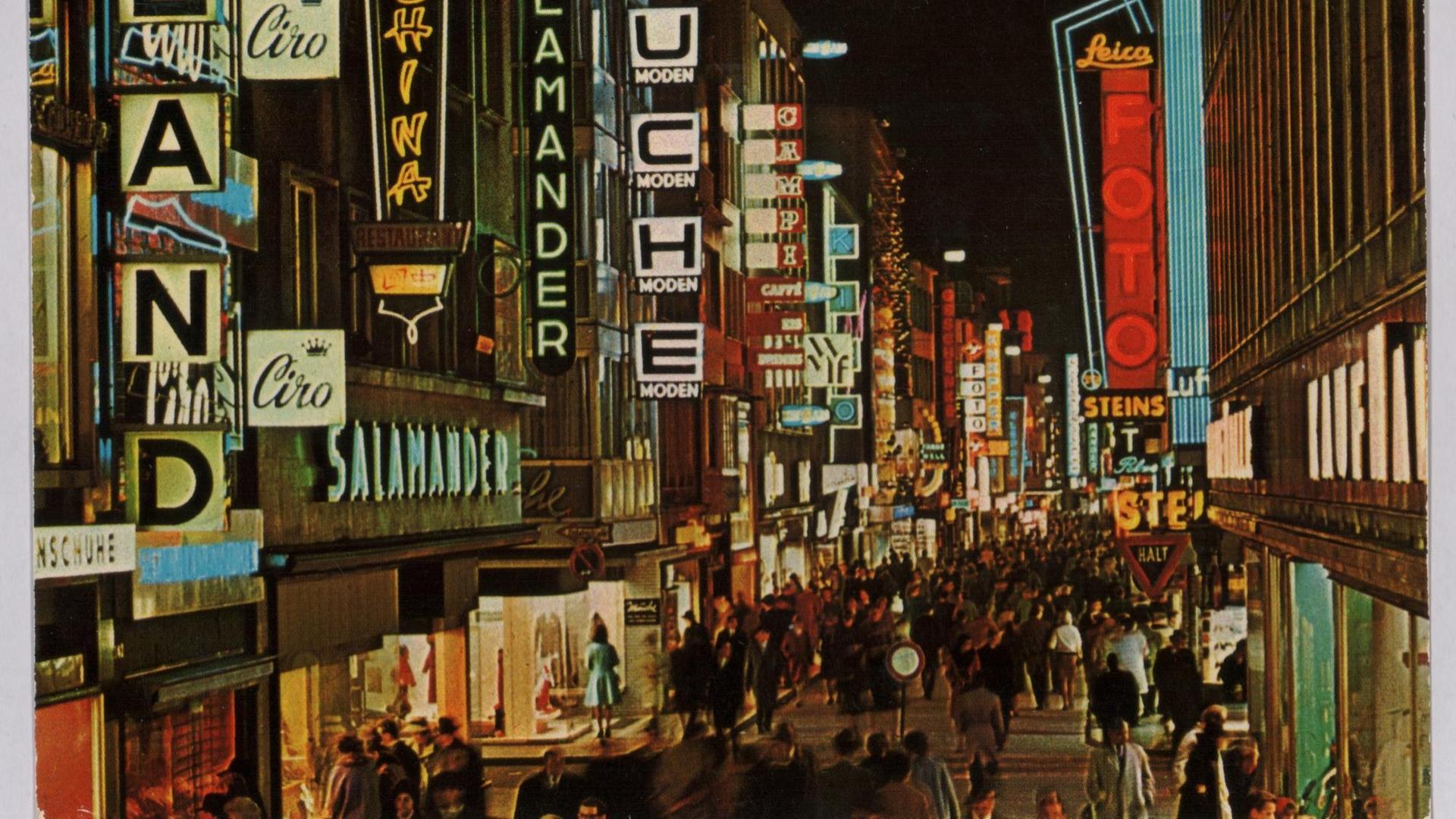 Wunderbare Konsumwelt: Hohe Straße in Köln in den 1970er Jahren. Wunderbare Konsumwelt: Hohe Straße in Köln in den 1970er Jahren.