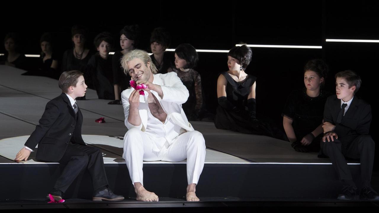 v.l.n.r. Filip Niewiadomski (Kind) und Gerard Schneider (Der Hirte) sowie Ensemble v.l.n.r. Filip Niewiadomski (Kind) und Gerard Schneider (Der Hirte) sowie Ensemble