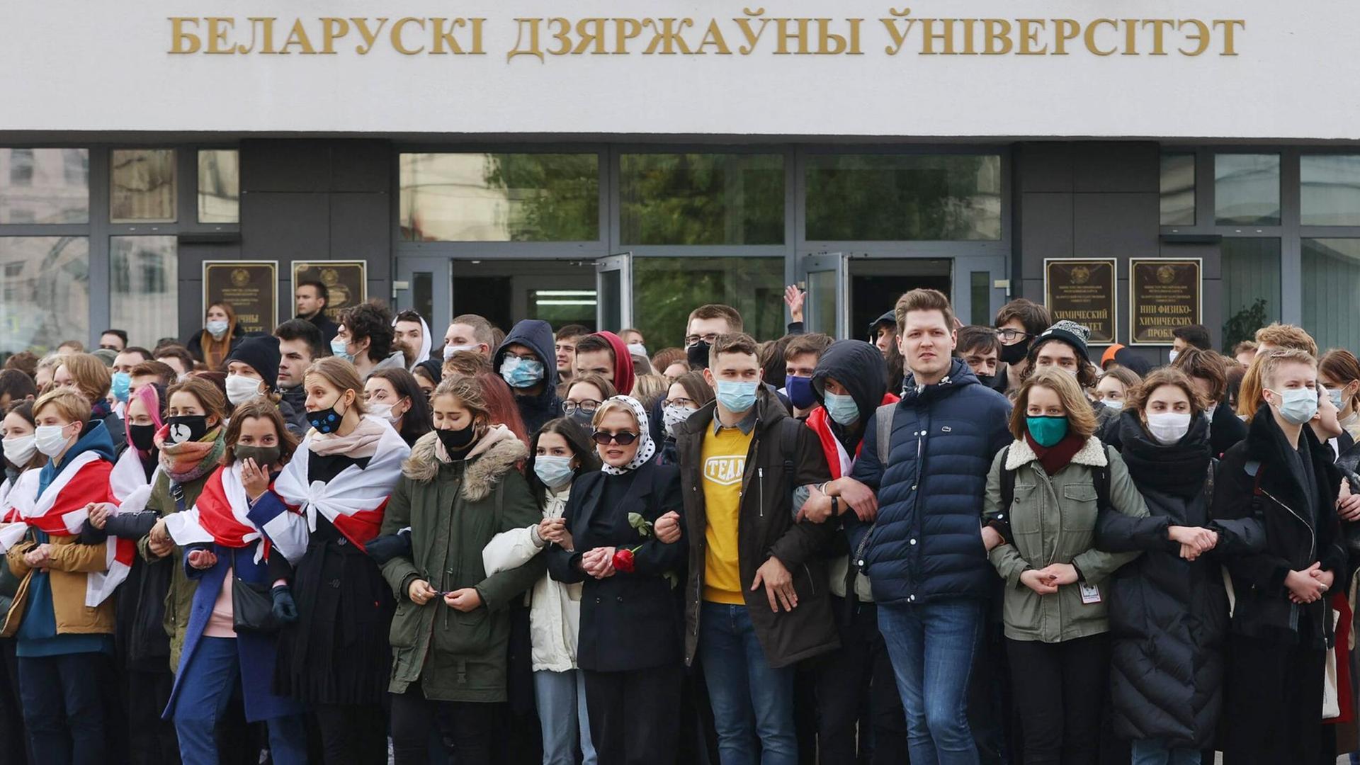 MINSK, BELARUS - OCTOBER 26, 2020: Students take part in a rally in central Minsk. The deadline of Belarusian opposition leader Svetlana Tikhanovskaya s ultimatum to Belarus President Alexander Lukashenko, demanding his resignation, expired on 25 October. The opposition has called for strikes at industrial enterprises starting from 26 October, with students joining in. Stringer/TASS PUBLICATIONxINxGERxAUTxONLY TS0EC145 MINSK, BELARUS - OCTOBER 26, 2020: Students take part in a rally in central Minsk. The deadline of Belarusian opposition leader Svetlana Tikhanovskaya s ultimatum to Belarus President Alexander Lukashenko, demanding his resignation, expired on 25 October. The opposition has called for strikes at industrial enterprises starting from 26 October, with students joining in. Stringer/TASS PUBLICATIONxINxGERxAUTxONLY TS0EC145