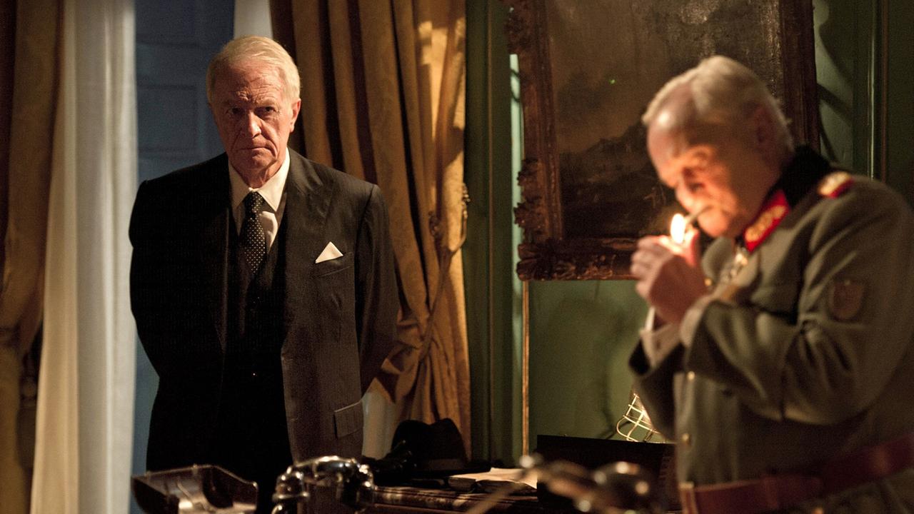 Andre Dussollier (l) als schwedischer Generalkonsul Raoul Nordling und Niels Arestrup als General Dietrich von Choltitz in einer undatierten Szene des Films "Diplomatie". Der Film kommt am 28.08.2014 ins Kino. Andre Dussollier (l) als schwedischer Generalkonsul Raoul Nordling und Niels Arestrup als General Dietrich von Choltitz in einer undatierten Szene des Films "Diplomatie". Der Film kommt am 28.08.2014 ins Kino.