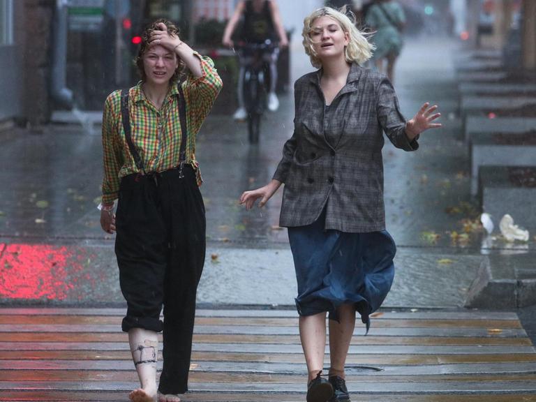Zwei junge Frauen auf einem Zebrastreifen in der russischen Hauptstadt Moskau, aufgenommen im August 2021