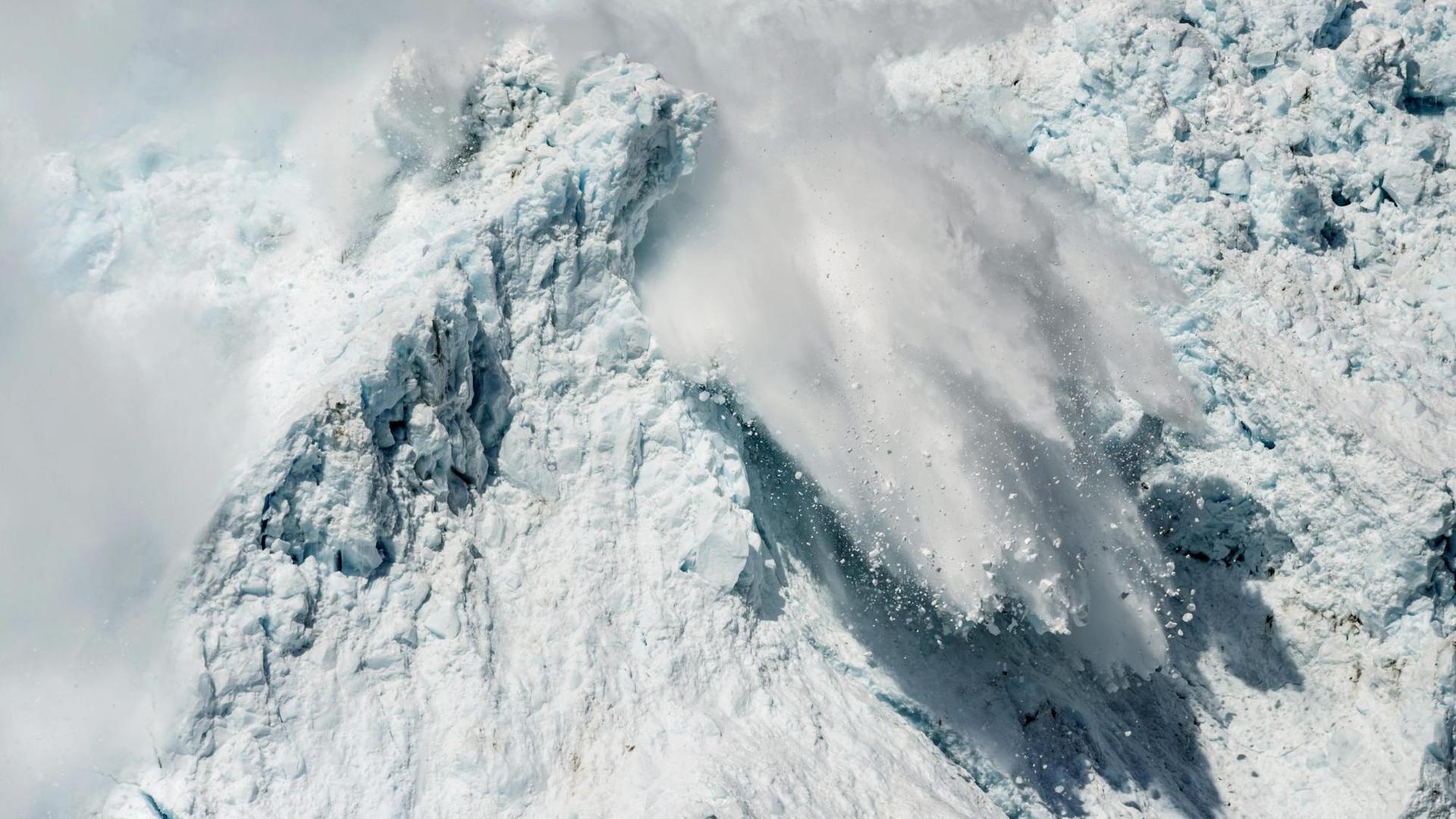 Gletscher-Lawine in den Kaskaden, Barry Arm, Prince William Sound, Alaska, USA, Nordamerika Gletscher-Lawine in den Kaskaden, Barry Arm, Prince William Sound, Alaska, USA, Nordamerika