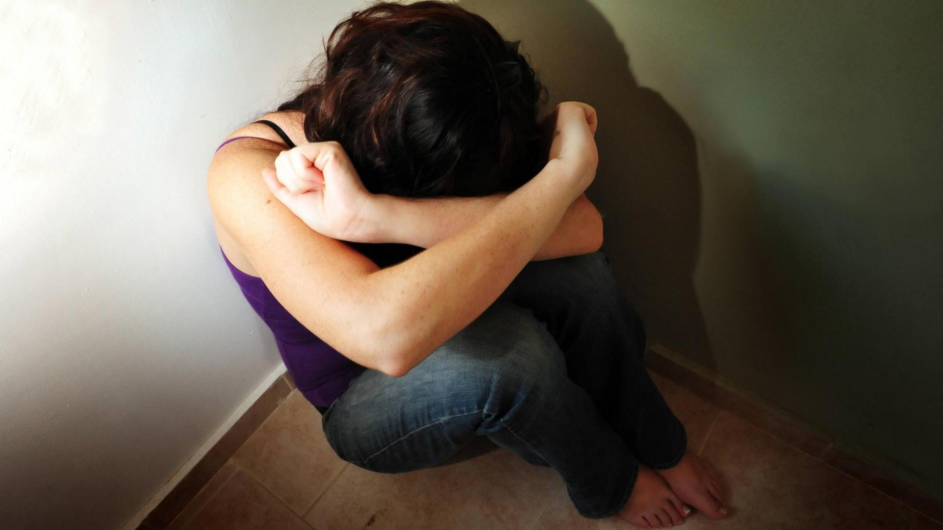 Eine junge Frau hat Angst. Eine junge Frau hat Angst.