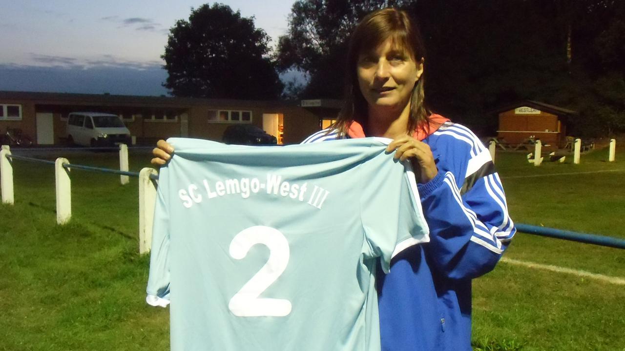 Wilma Borchardt, erste Vorsitzende des SC Lemgo- West, präsentiert das Trikot der Inklusionsmannschaft. Wilma Borchardt, erste Vorsitzende des SC Lemgo- West, präsentiert das Trikot der Inklusionsmannschaft.