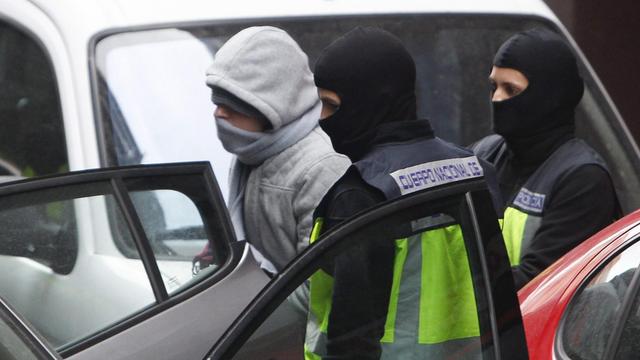 Die spanische Polizei eskortiert am 8. Dezember 2015 in Mataro nahe Barcelona einen Marokkaner, der verdächtigt wird, mit der Terrormiliz Islamischer Staat kooperiert zu haben.
