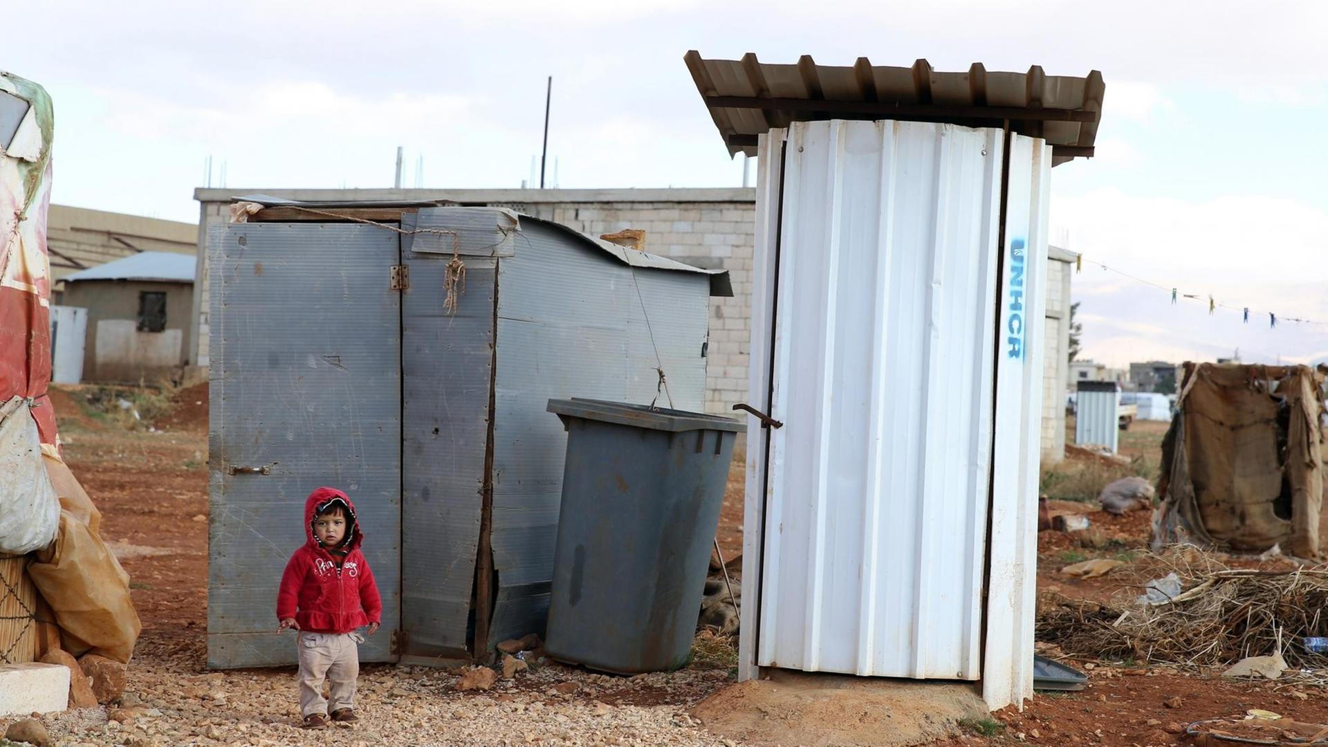 Ein syrisches Flüchtlingskind in einem Lager nahe Taybeh im Libanon. Ein syrisches Flüchtlingskind in einem Lager nahe Taybeh im Libanon.