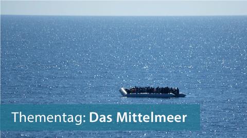 Ein Schlauchboot mit Flüchtlingen auf dem Mittelmeer