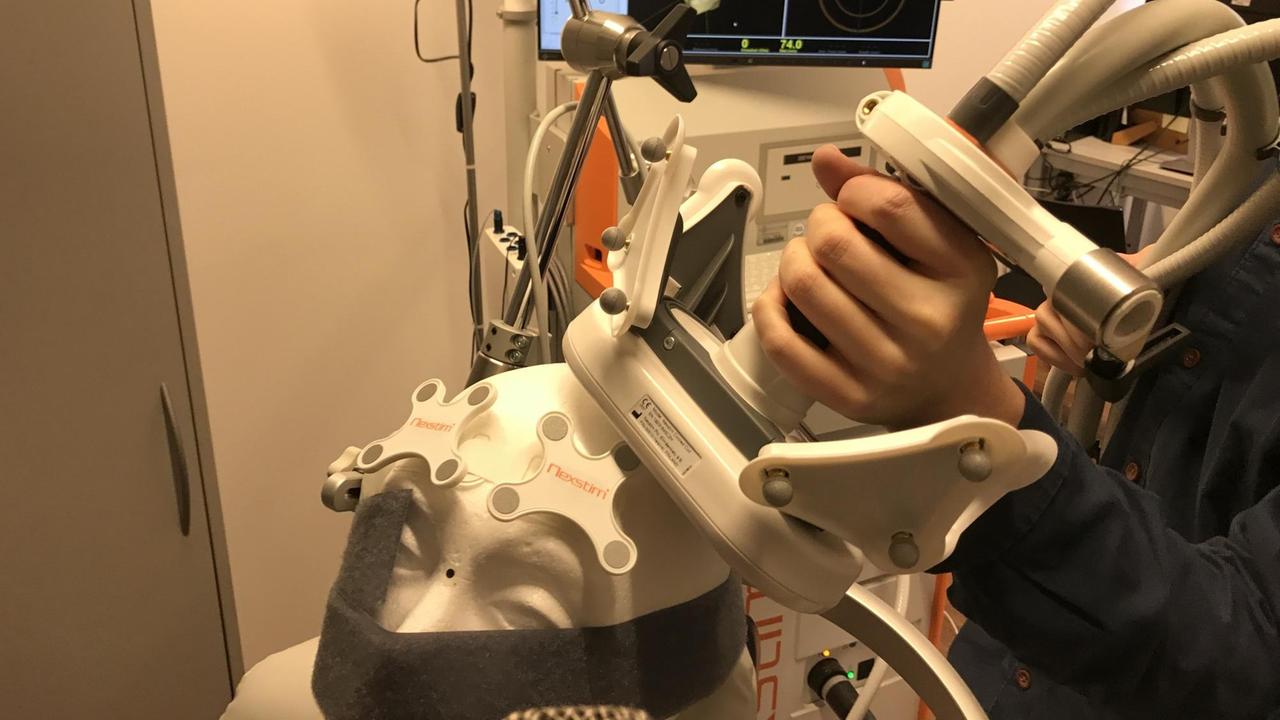 Assistenzarzt Niklas Schade führt an einem Styroporschädel vor, wie eine transkranielle Magnetstimulation abläuft. Assistenzarzt Niklas Schade führt an einem Styroporschädel vor, wie eine transkranielle Magnetstimulation abläuft.