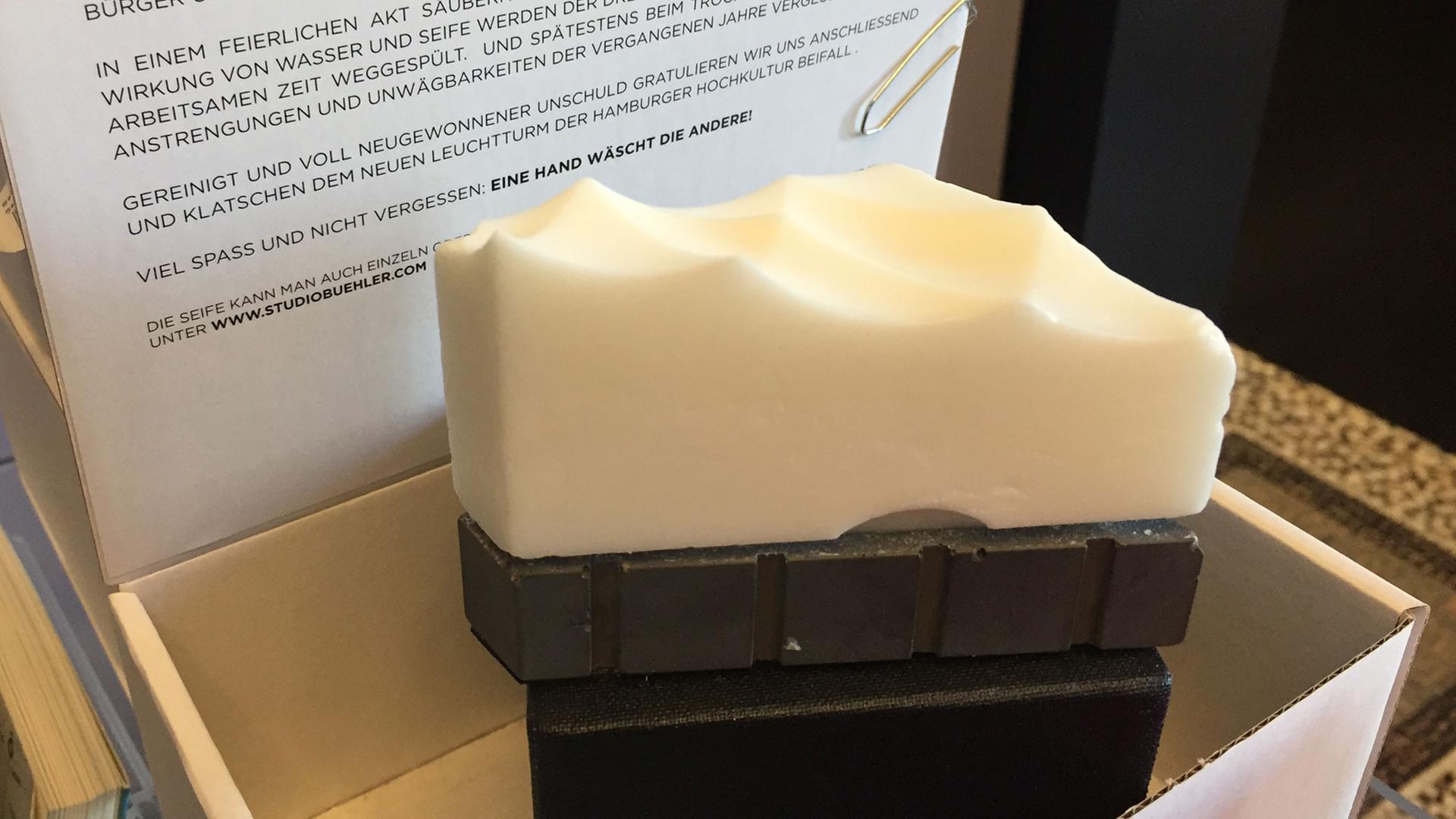 Eine Elbphilharmonie aus Seife im Museumsshop der Hamburger Kunsthalle Eine Elbphilharmonie aus Seife im Museumsshop der Hamburger Kunsthalle