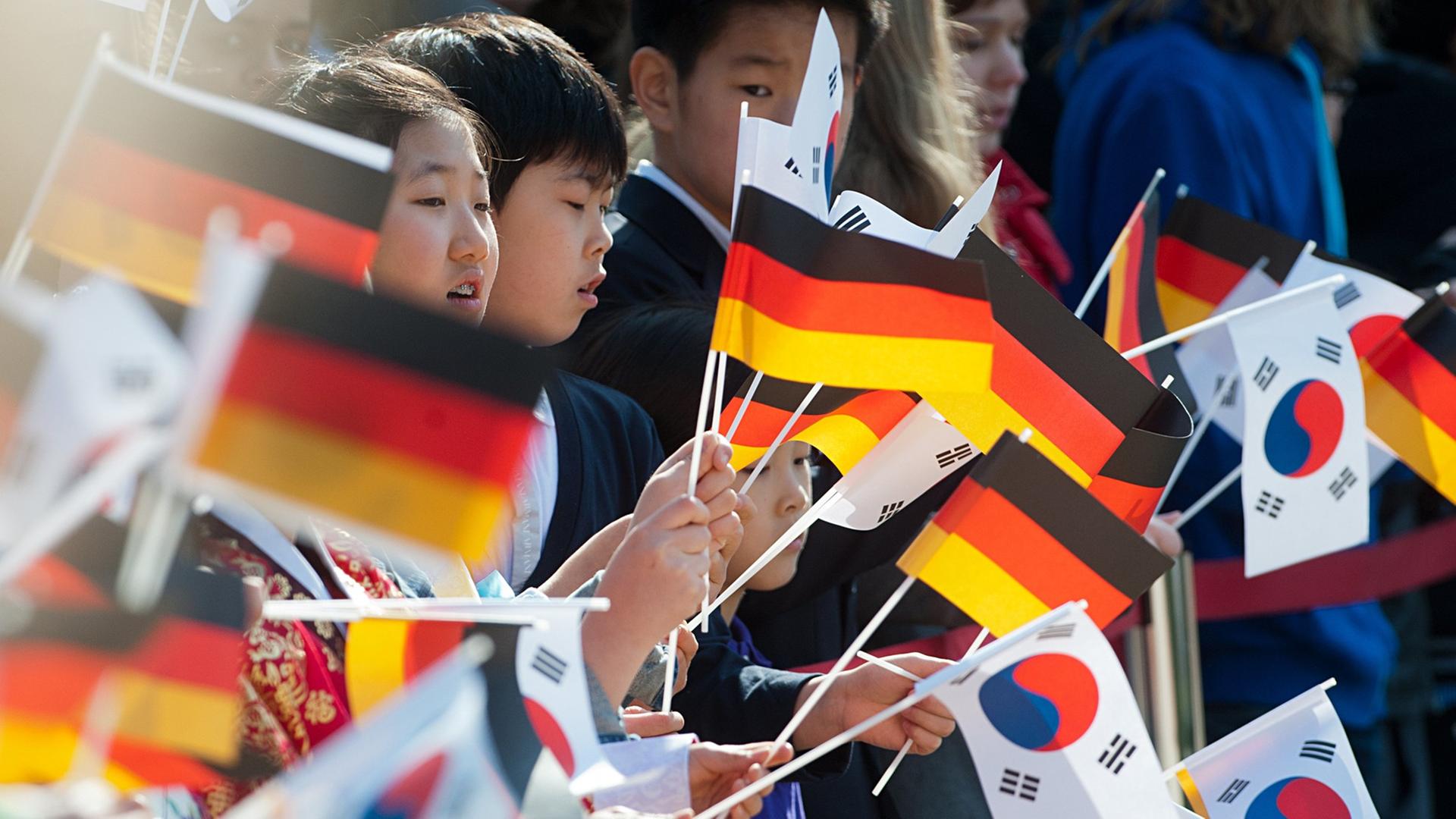Schulkinder begrüßen am 26.03.2014 am Schloss Bellevue in Berlin die südkoreanische Präsidentin Park mit Papierflaggen Südkoreas und Deutschlands. Schulkinder begrüßen am 26.03.2014 am Schloss Bellevue in Berlin die südkoreanische Präsidentin Park mit Papierflaggen Südkoreas und Deutschlands.