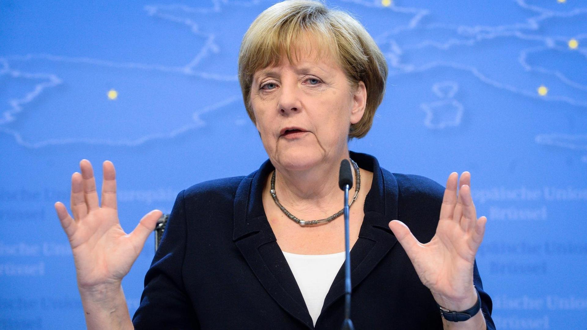 Angela Merkel spricht an einem Rednerpult und gestikuliert mit den Händen. Angela Merkel spricht an einem Rednerpult und gestikuliert mit den Händen.