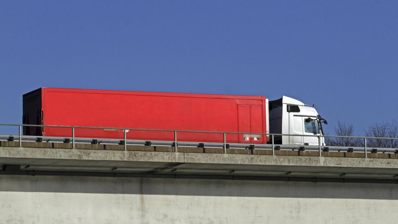 LKW auf einer Autobahnbrücke. LKW auf einer Autobahnbrücke.