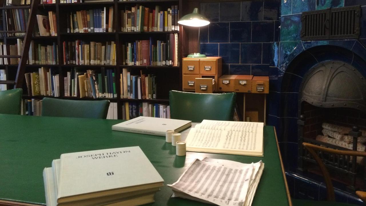 Studierzimmer im Joseph Haydn-Institut in Köln mit Autographen und Bänden der Gesamtausgabe der Werke von Joseph Haydn Studierzimmer im Joseph Haydn-Institut in Köln mit Autographen und Bänden der Gesamtausgabe der Werke von Joseph Haydn
