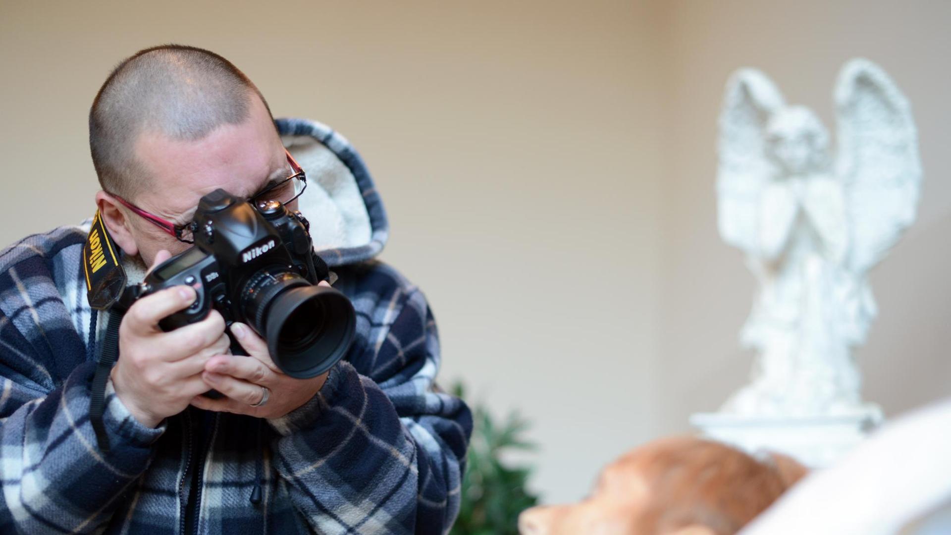 Martin Kreuels fotografiert am 21.11.2013 in Münster (Nordrhein-Westfalen) eine verstorbene Frau. Fotograf Kreuels macht Bilder für Hinterbliebene und hilft ihnen damit bei der Bewältigung der Trauer. Foto: Caroline Seidel/dpa (zu dpa-Korr "Post-Mortem-Fotografie: Der Tod, das Foto und die Trauer" vom 22.11.2013) | Verwendung weltweit Martin Kreuels fotografiert am 21.11.2013 in Münster (Nordrhein-Westfalen) eine verstorbene Frau. Fotograf Kreuels macht Bilder für Hinterbliebene und hilft ihnen damit bei der Bewältigung der Trauer. Foto: Caroline Seidel/dpa (zu dpa-Korr "Post-Mortem-Fotografie: Der Tod, das Foto und die Trauer" vom 22.11.2013) | Verwendung weltweit
