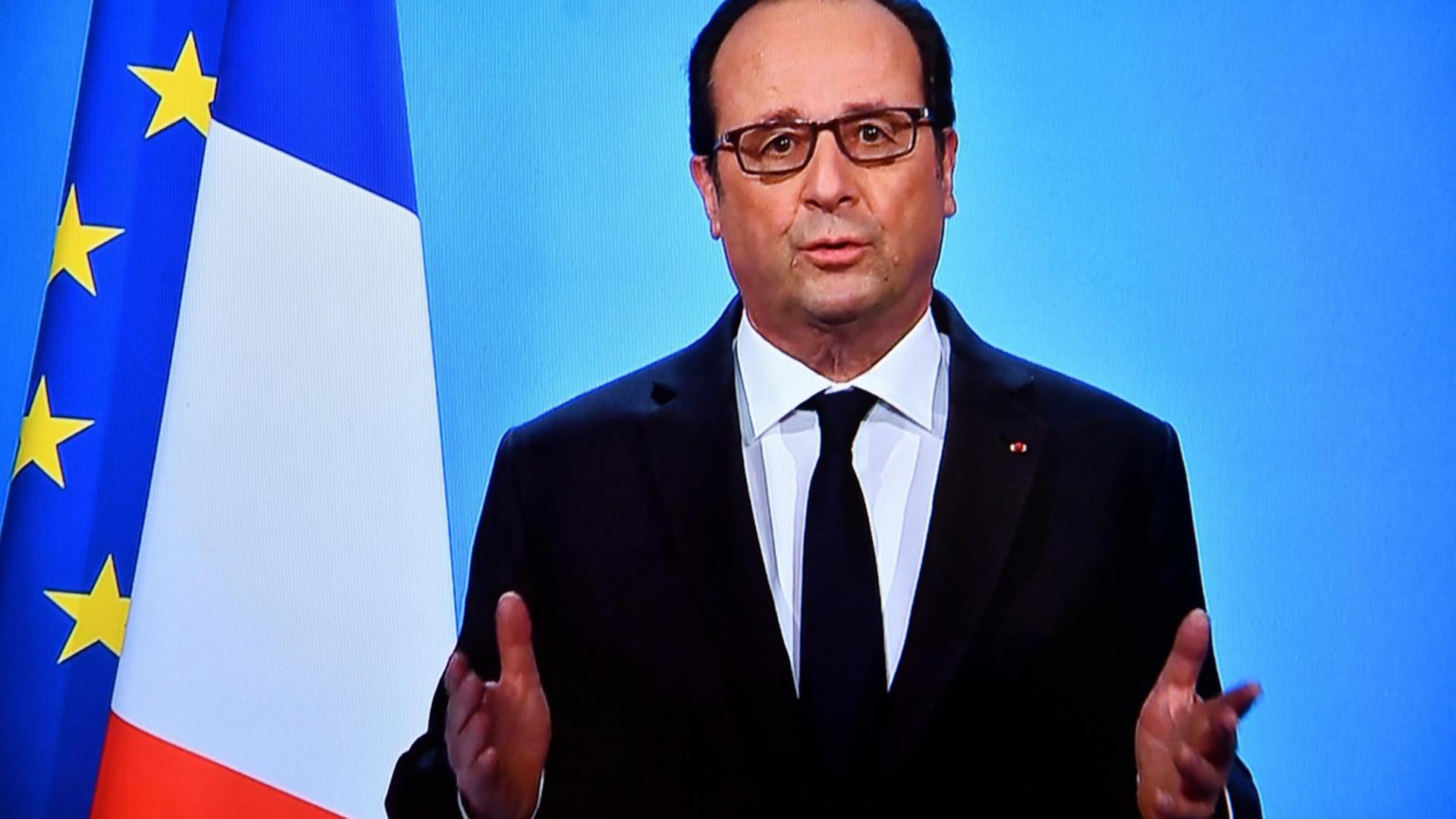 Frankreichs Präsident Hollande während einer Fernsehansprache im Elysee-Palast Frankreichs Präsident Hollande während einer Fernsehansprache im Elysee-Palast