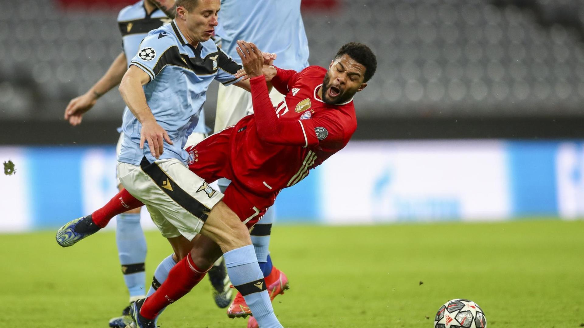 Zwei Fußballspieler kämpfen um den Ball, einer fällt zu Boden. Zwei Fußballspieler kämpfen um den Ball, einer fällt zu Boden.