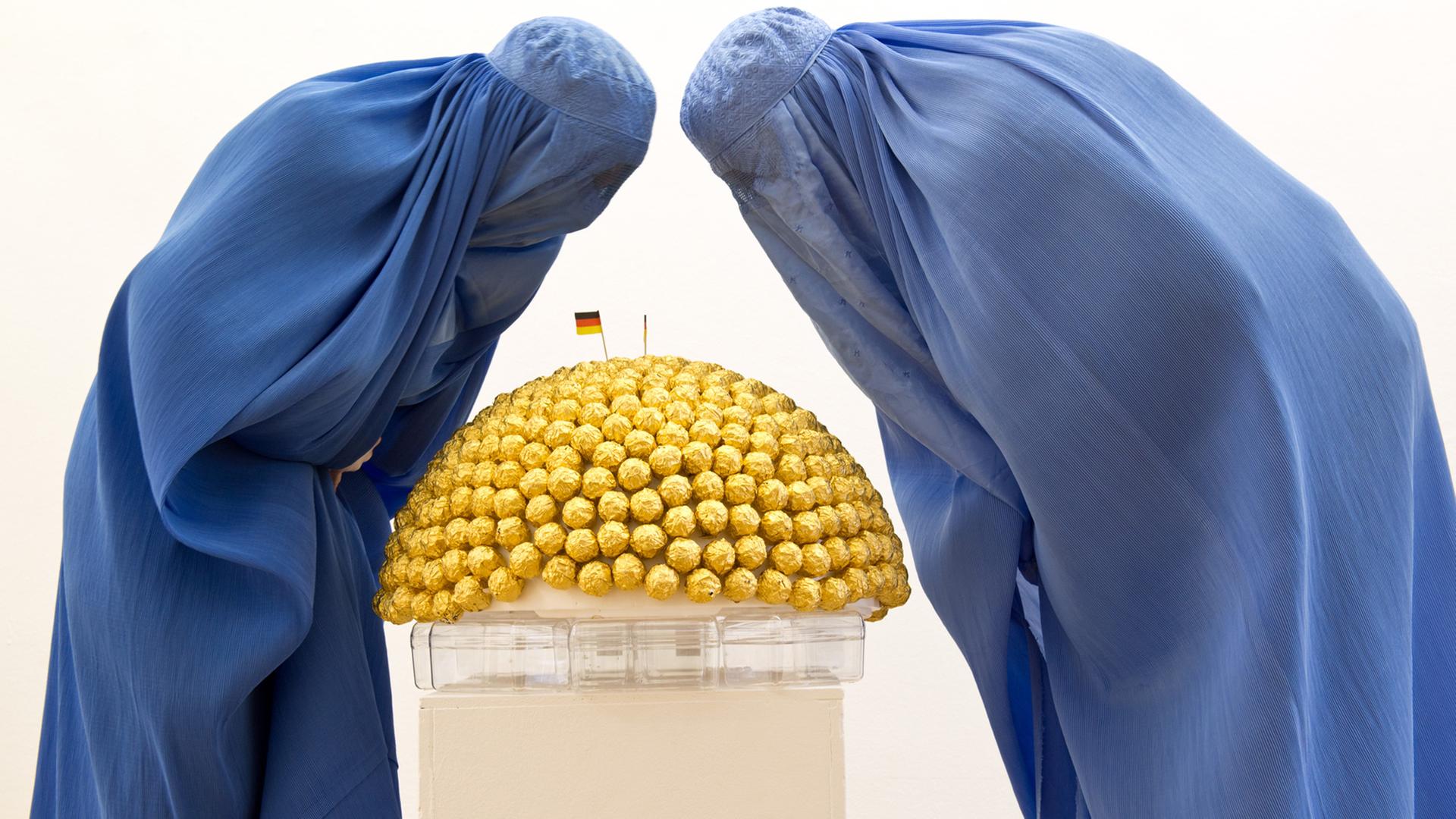 Burka tragende Besucherinnen der Ausstellung "Burquoi" im Kunstverein in Wiesbaden Burka tragende Besucherinnen der Ausstellung "Burquoi" im Kunstverein in Wiesbaden