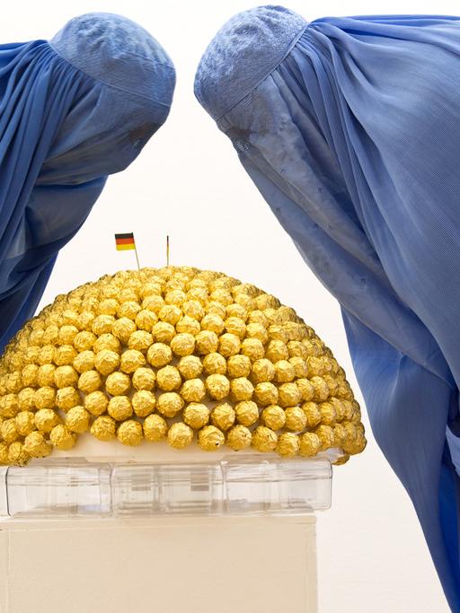 Burka tragende Besucherinnen der Ausstellung "Burquoi" im Kunstverein in Wiesbaden
