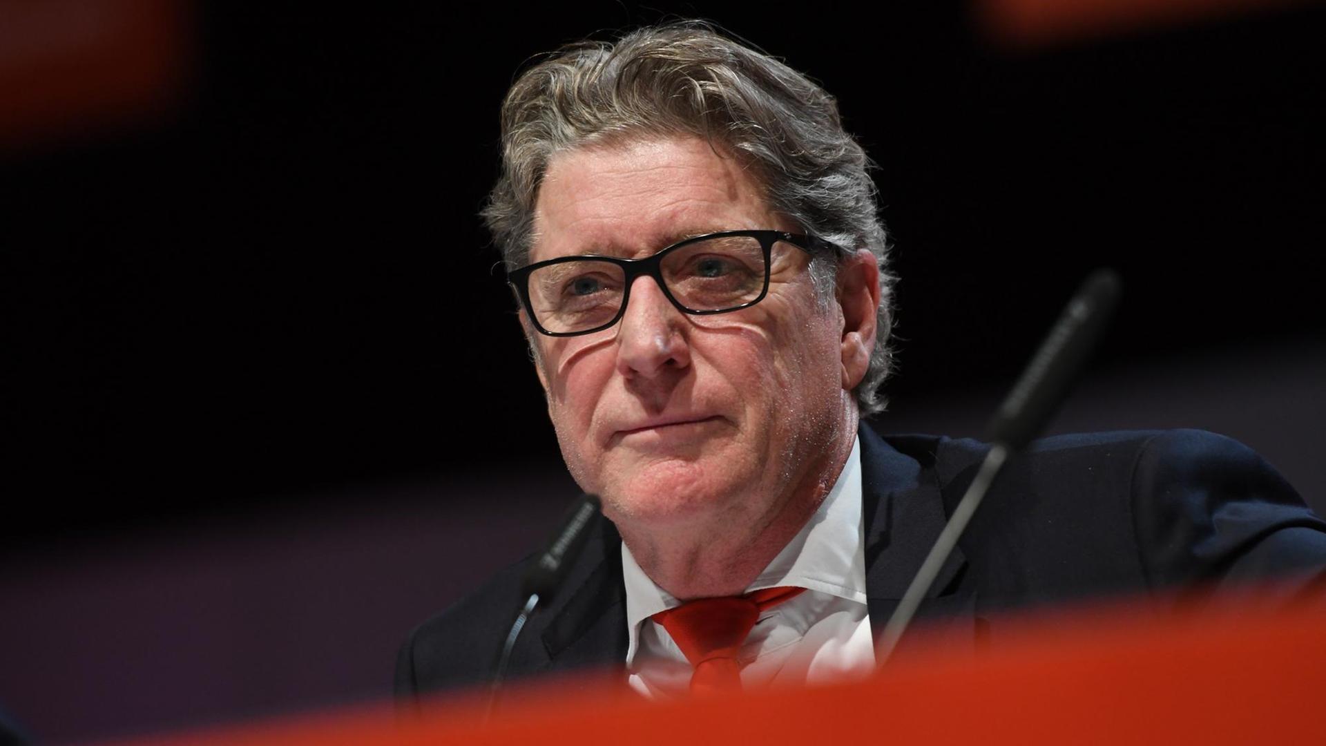 Vizepräsident Toni Schumacher auf dem Podiumbei der Mitgliederversammlung des 1. FC Köln 2018 Vizepräsident Toni Schumacher auf dem Podiumbei der Mitgliederversammlung des 1. FC Köln 2018
