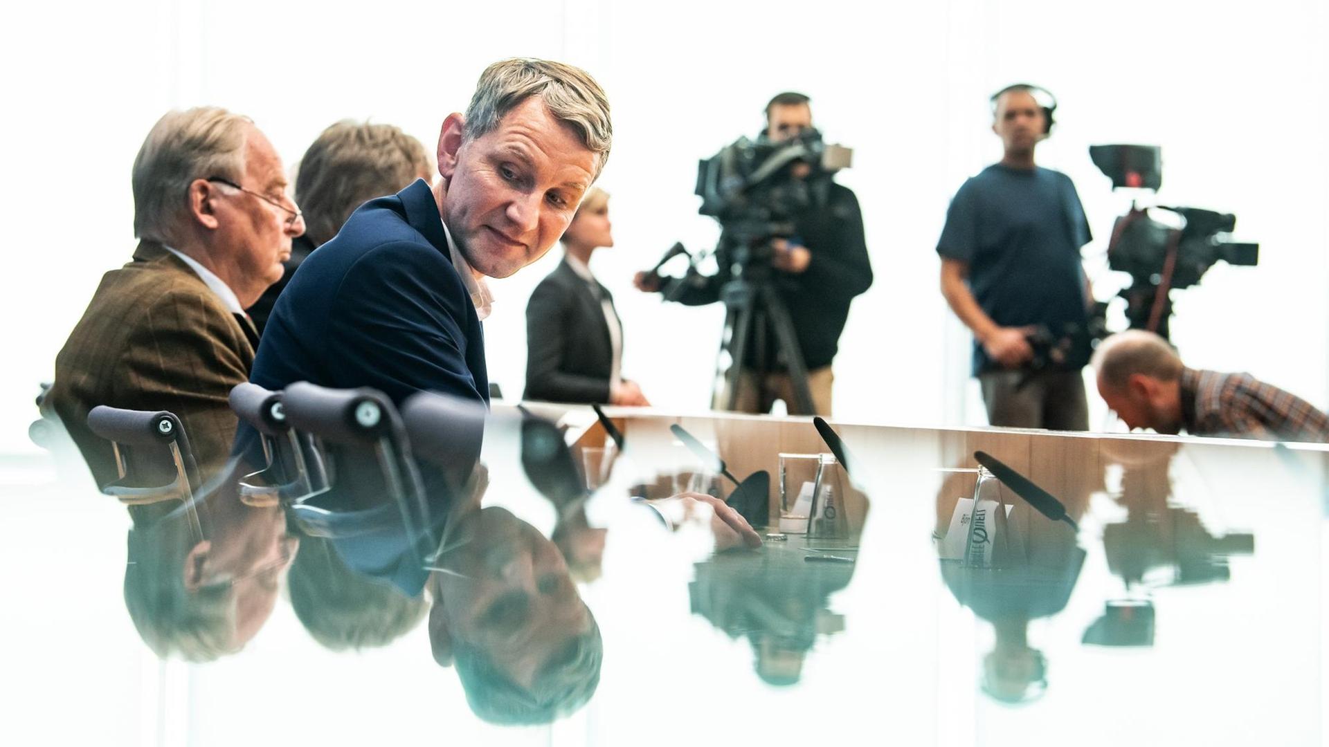 28.10.2019, Berlin: Jörg Meuthen (2.v.l) und Alexander Gauland (l), die Parteivorsitzenden der AfD, geben zusammen mit Björn Höcke, AfD-Fraktionschef in Thüringen, eine Pressekonferenz über den Ausgang der Landtagswahl in Thüringen in der Bundespressekonferenz. 28.10.2019, Berlin: Jörg Meuthen (2.v.l) und Alexander Gauland (l), die Parteivorsitzenden der AfD, geben zusammen mit Björn Höcke, AfD-Fraktionschef in Thüringen, eine Pressekonferenz über den Ausgang der Landtagswahl in Thüringen in der Bundespressekonferenz.