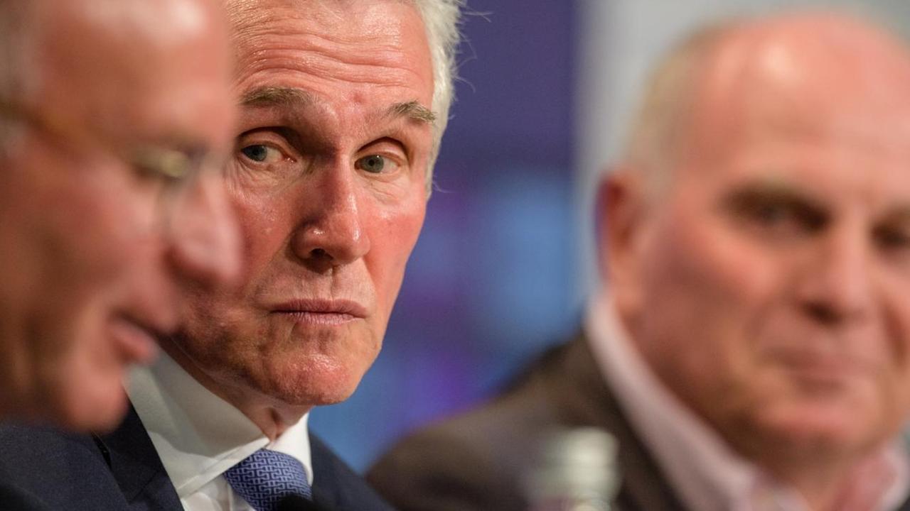 Jupp Heynckes sitzt zwischen Vorstandschef Karl-Heinz Rummenigge (links) und Vereinspräsident Uli Hoeneß. Jupp Heynckes sitzt zwischen Vorstandschef Karl-Heinz Rummenigge (links) und Vereinspräsident Uli Hoeneß.