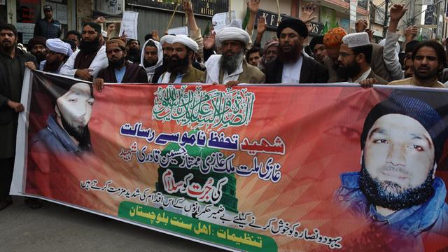 Proteste in Pakistan gegen die Hinrichtung eines verurteilten Mörder.