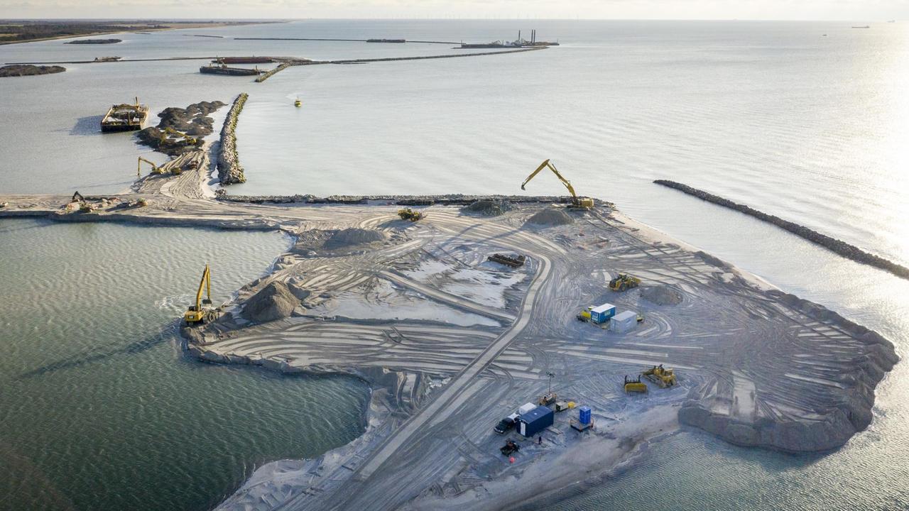 Blick auf den Arbeitshafen für den Fehmarnbelttunnel, der im dänischen Roedbyhavn gebaut wird. Blick auf den Arbeitshafen für den Fehmarnbelttunnel, der im dänischen Roedbyhavn gebaut wird.