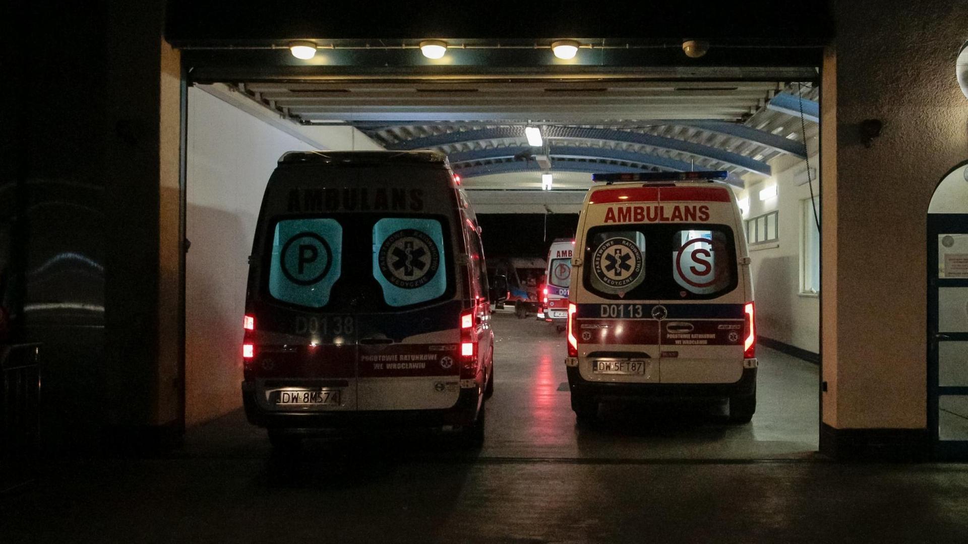 Coronausbruch in Polen: Stau von Ambulanzen in Breslau am 20. Oktober 2020 Coronausbruch in Polen: Stau von Ambulanzen in Breslau am 20. Oktober 2020
