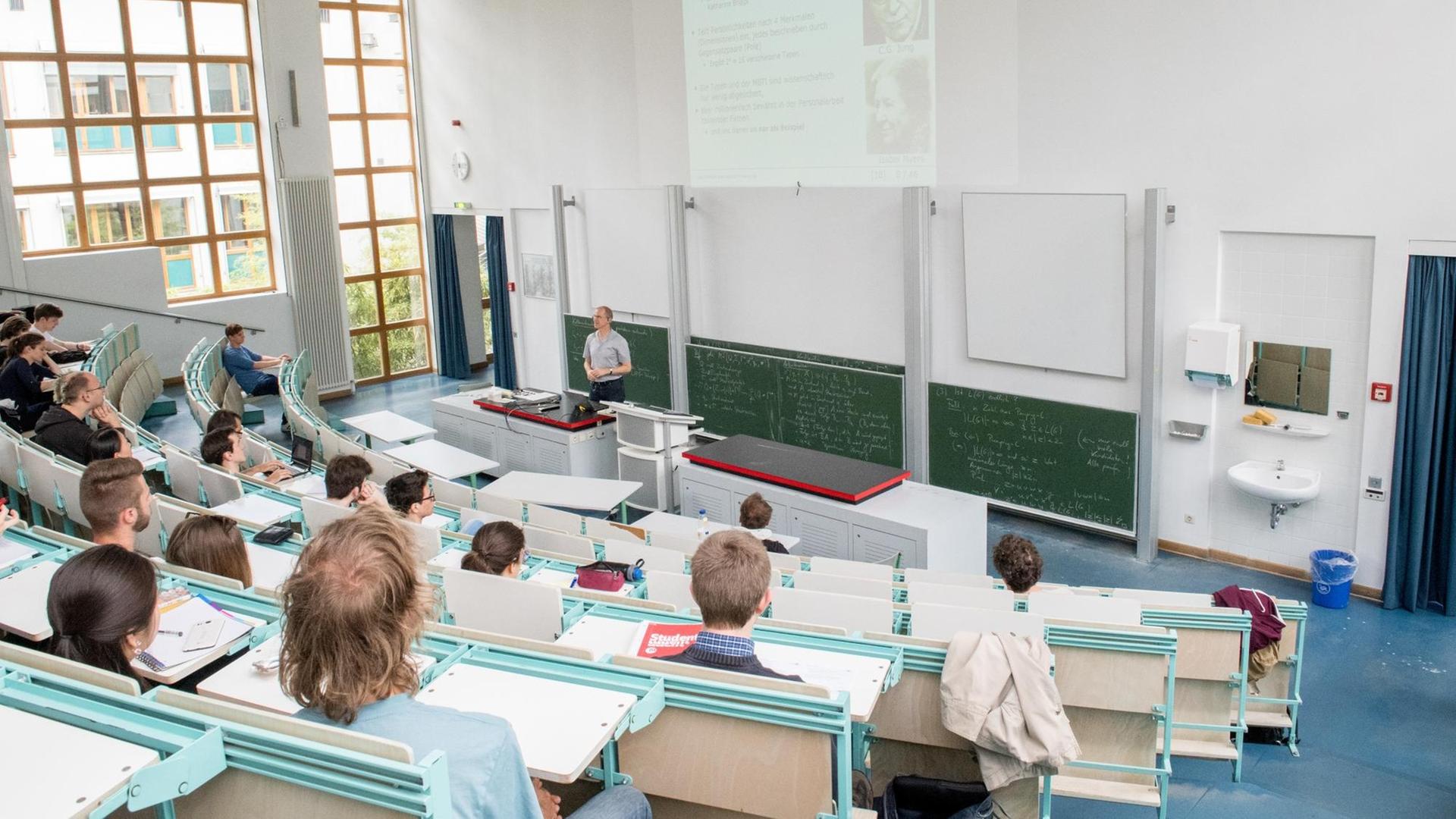 Studenten lernen am 26.06.2017 in Berlin im Hörsaal am Institut für Mathematik an der Freien Universität Berlin