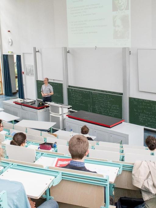Studenten lernen am 26.06.2017 in Berlin im Hörsaal am Institut für Mathematik an der Freien Universität Berlin